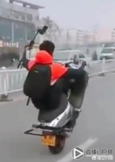 不要命！山东青年直播单手骑摩托车耍特技！