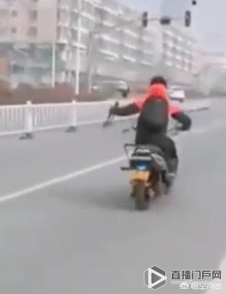 不要命！山东青年直播单手骑摩托车耍特技！