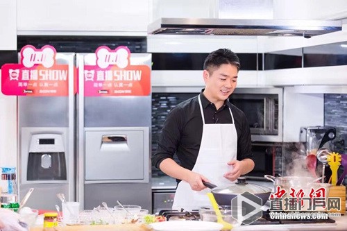 10日，京东集团CEO刘强东直播秀厨艺。
