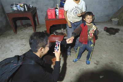 11月17日晚，一名来自北京的“快手”拍摄者拉着范小勤拍视频。