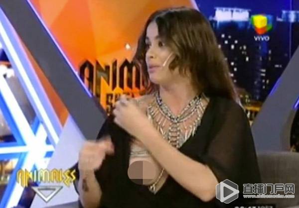 阿根廷女模特维托•萨拉维娅直播中秀项链不慎走光（图）